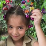 Sabrina Sato Instagram - Hoje é o dia do #cabelomaluco #crazyhairday na escola da Zozo. Tentei fazer um pouco de tudo o que minha filha imaginava e virou uma mistura de árvore de Natal ( pra trazer esperança ) e muitos pirulitos pra adoçar a vida. Um dia lindo para vcs. ❤️😍