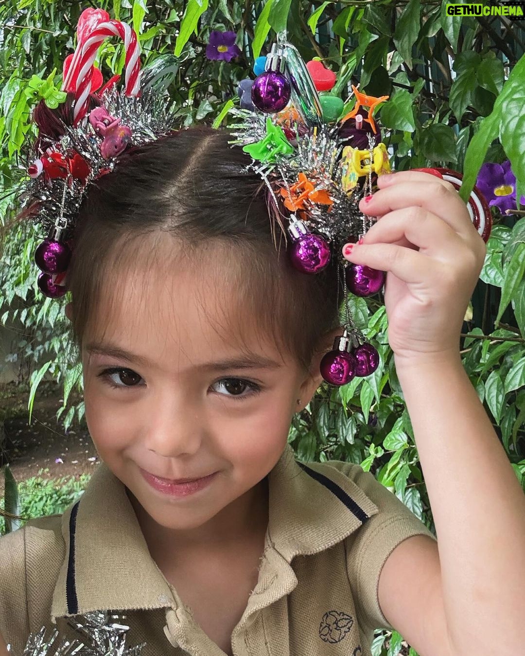 Sabrina Sato Instagram - Hoje é o dia do #cabelomaluco #crazyhairday na escola da Zozo. Tentei fazer um pouco de tudo o que minha filha imaginava e virou uma mistura de árvore de Natal ( pra trazer esperança ) e muitos pirulitos pra adoçar a vida. Um dia lindo para vcs. ❤️😍