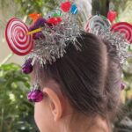 Sabrina Sato Instagram - Hoje é o dia do #cabelomaluco #crazyhairday na escola da Zozo. Tentei fazer um pouco de tudo o que minha filha imaginava e virou uma mistura de árvore de Natal ( pra trazer esperança ) e muitos pirulitos pra adoçar a vida. Um dia lindo para vcs. ❤️😍