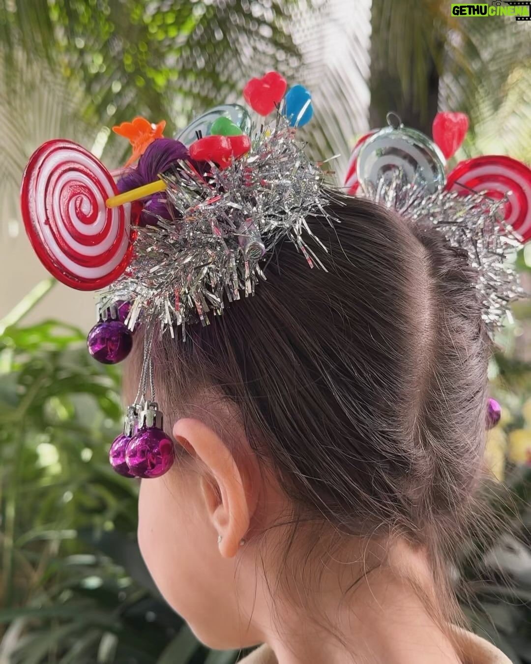 Sabrina Sato Instagram - Hoje é o dia do #cabelomaluco #crazyhairday na escola da Zozo. Tentei fazer um pouco de tudo o que minha filha imaginava e virou uma mistura de árvore de Natal ( pra trazer esperança ) e muitos pirulitos pra adoçar a vida. Um dia lindo para vcs. ❤️😍