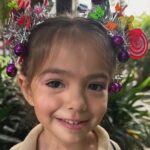 Sabrina Sato Instagram - Hoje é o dia do #cabelomaluco #crazyhairday na escola da Zozo. Tentei fazer um pouco de tudo o que minha filha imaginava e virou uma mistura de árvore de Natal ( pra trazer esperança ) e muitos pirulitos pra adoçar a vida. Um dia lindo para vcs. ❤️😍