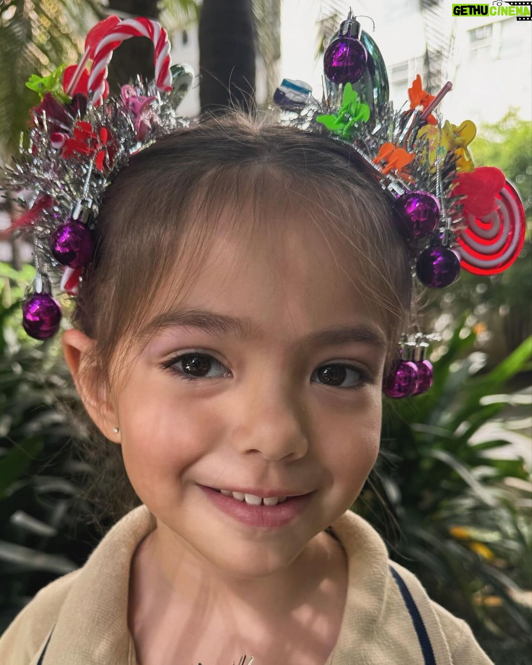 Sabrina Sato Instagram - Hoje é o dia do #cabelomaluco #crazyhairday na escola da Zozo. Tentei fazer um pouco de tudo o que minha filha imaginava e virou uma mistura de árvore de Natal ( pra trazer esperança ) e muitos pirulitos pra adoçar a vida. Um dia lindo para vcs. ❤️😍
