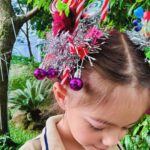 Sabrina Sato Instagram - Hoje é o dia do #cabelomaluco #crazyhairday na escola da Zozo. Tentei fazer um pouco de tudo o que minha filha imaginava e virou uma mistura de árvore de Natal ( pra trazer esperança ) e muitos pirulitos pra adoçar a vida. Um dia lindo para vcs. ❤️😍