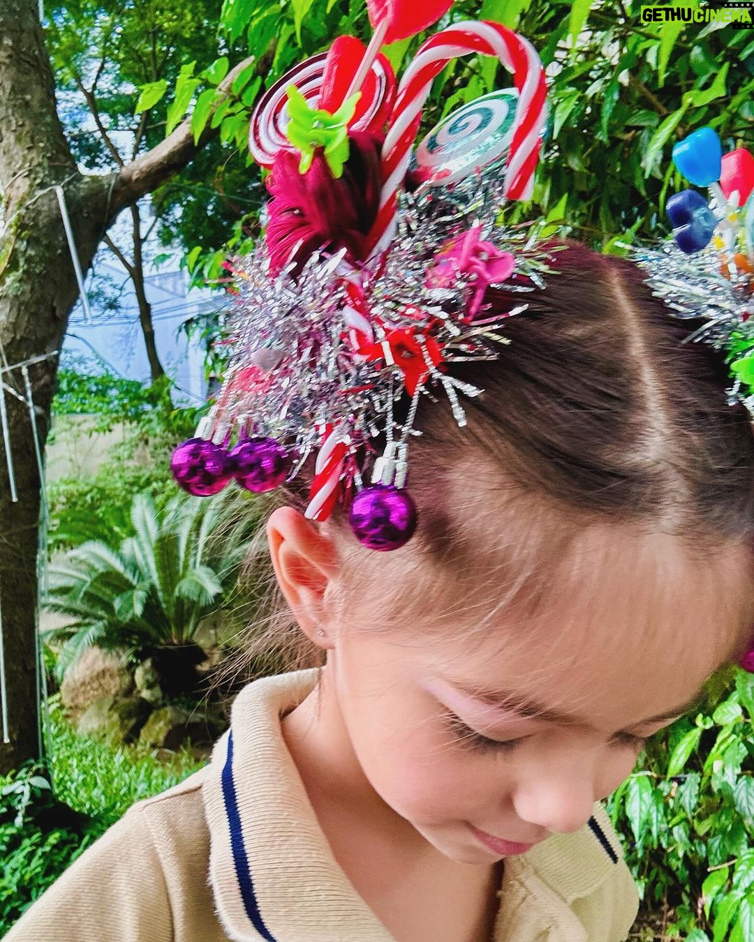 Sabrina Sato Instagram - Hoje é o dia do #cabelomaluco #crazyhairday na escola da Zozo. Tentei fazer um pouco de tudo o que minha filha imaginava e virou uma mistura de árvore de Natal ( pra trazer esperança ) e muitos pirulitos pra adoçar a vida. Um dia lindo para vcs. ❤️😍