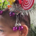 Sabrina Sato Instagram - Hoje é o dia do #cabelomaluco #crazyhairday na escola da Zozo. Tentei fazer um pouco de tudo o que minha filha imaginava e virou uma mistura de árvore de Natal ( pra trazer esperança ) e muitos pirulitos pra adoçar a vida. Um dia lindo para vcs. ❤️😍