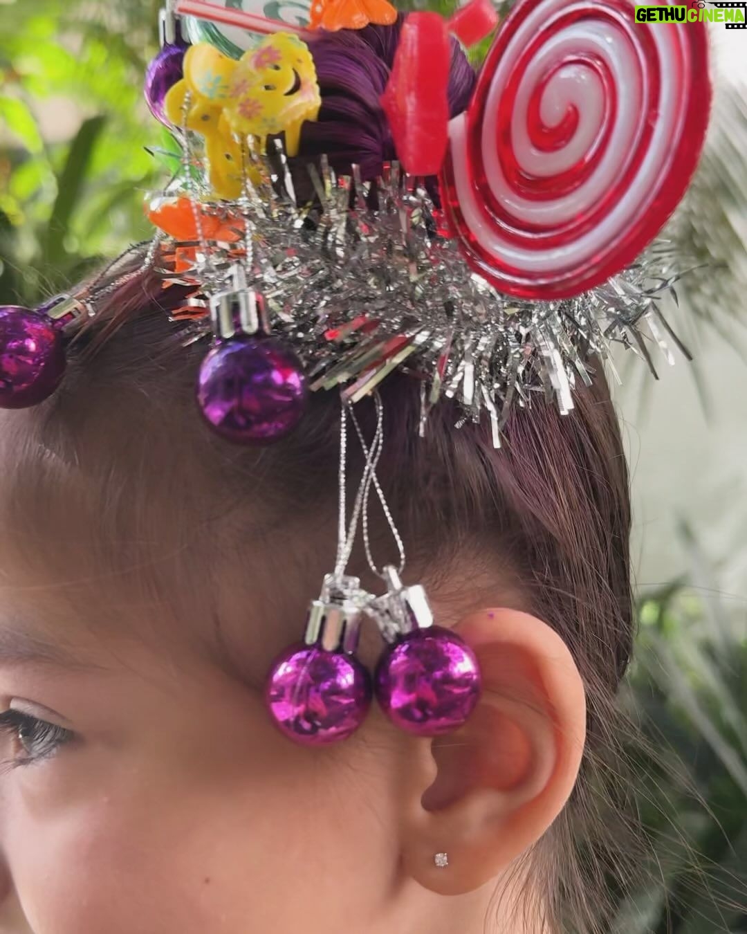 Sabrina Sato Instagram - Hoje é o dia do #cabelomaluco #crazyhairday na escola da Zozo. Tentei fazer um pouco de tudo o que minha filha imaginava e virou uma mistura de árvore de Natal ( pra trazer esperança ) e muitos pirulitos pra adoçar a vida. Um dia lindo para vcs. ❤️😍