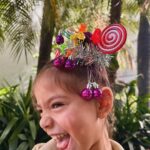 Sabrina Sato Instagram - Hoje é o dia do #cabelomaluco #crazyhairday na escola da Zozo. Tentei fazer um pouco de tudo o que minha filha imaginava e virou uma mistura de árvore de Natal ( pra trazer esperança ) e muitos pirulitos pra adoçar a vida. Um dia lindo para vcs. ❤️😍