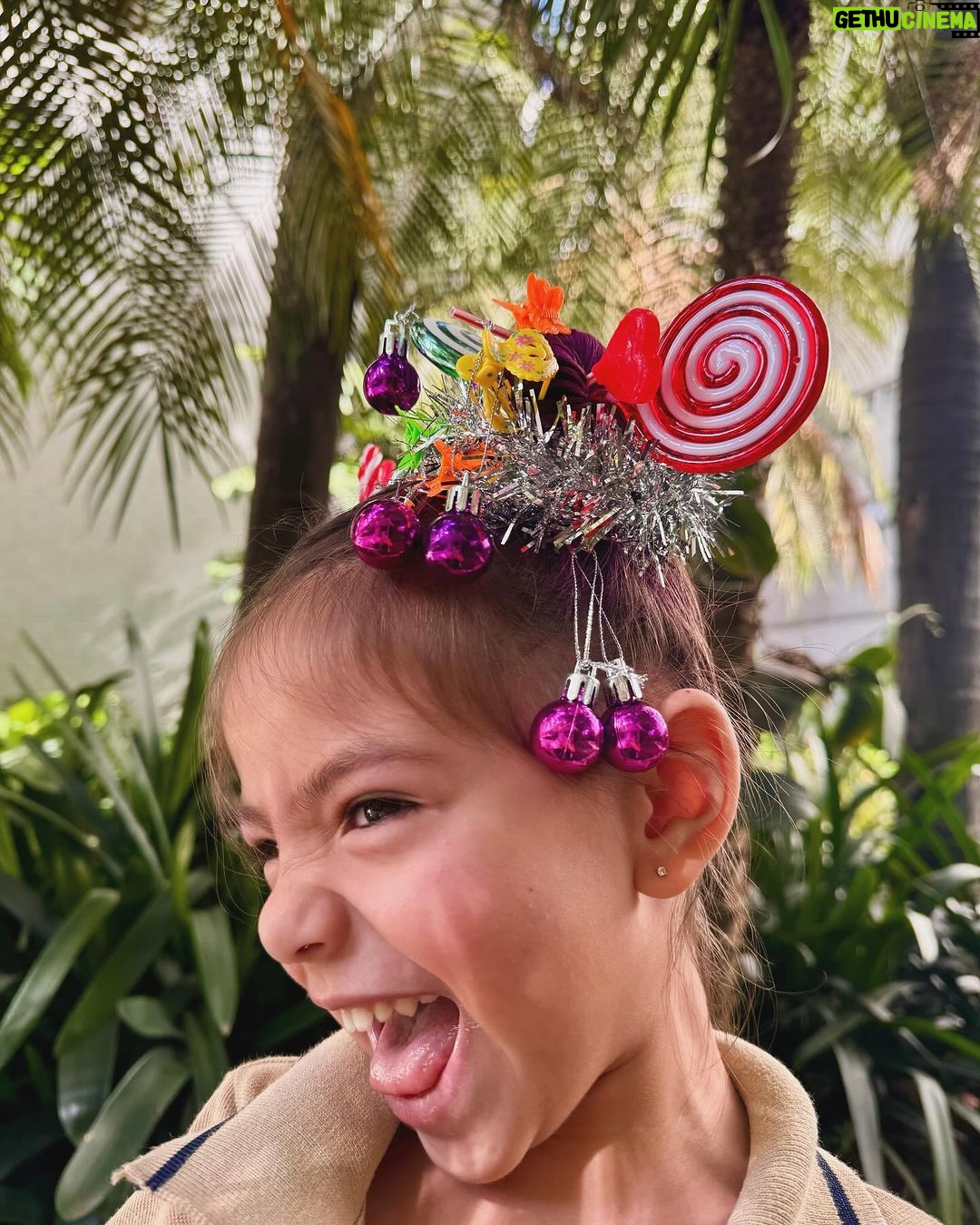 Sabrina Sato Instagram - Hoje é o dia do #cabelomaluco #crazyhairday na escola da Zozo. Tentei fazer um pouco de tudo o que minha filha imaginava e virou uma mistura de árvore de Natal ( pra trazer esperança ) e muitos pirulitos pra adoçar a vida. Um dia lindo para vcs. ❤️😍