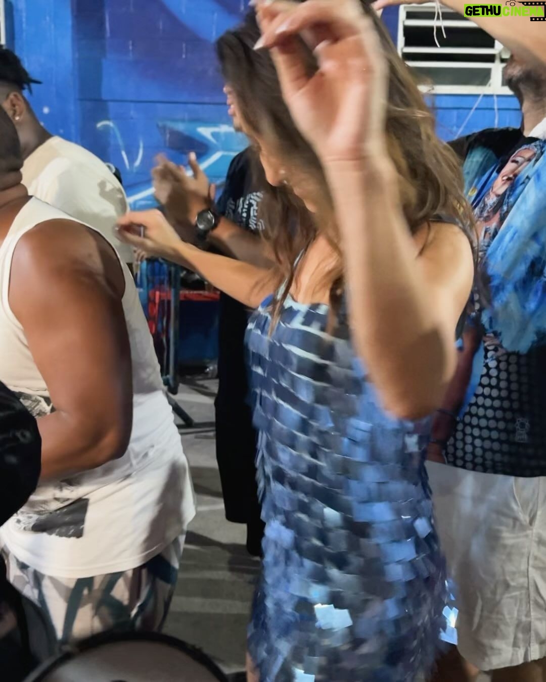 Sabrina Sato Instagram - Aqui é @swingueiradenoel ! Aqui é @unidosdevilaisabel ! Sou da Vila não tem jeito Comigo eu quero respeito Que meu negócio é sambar Se voce não acredita Por favor não me complica Deixa esse papo pra lá… 💙💙💙💙💙