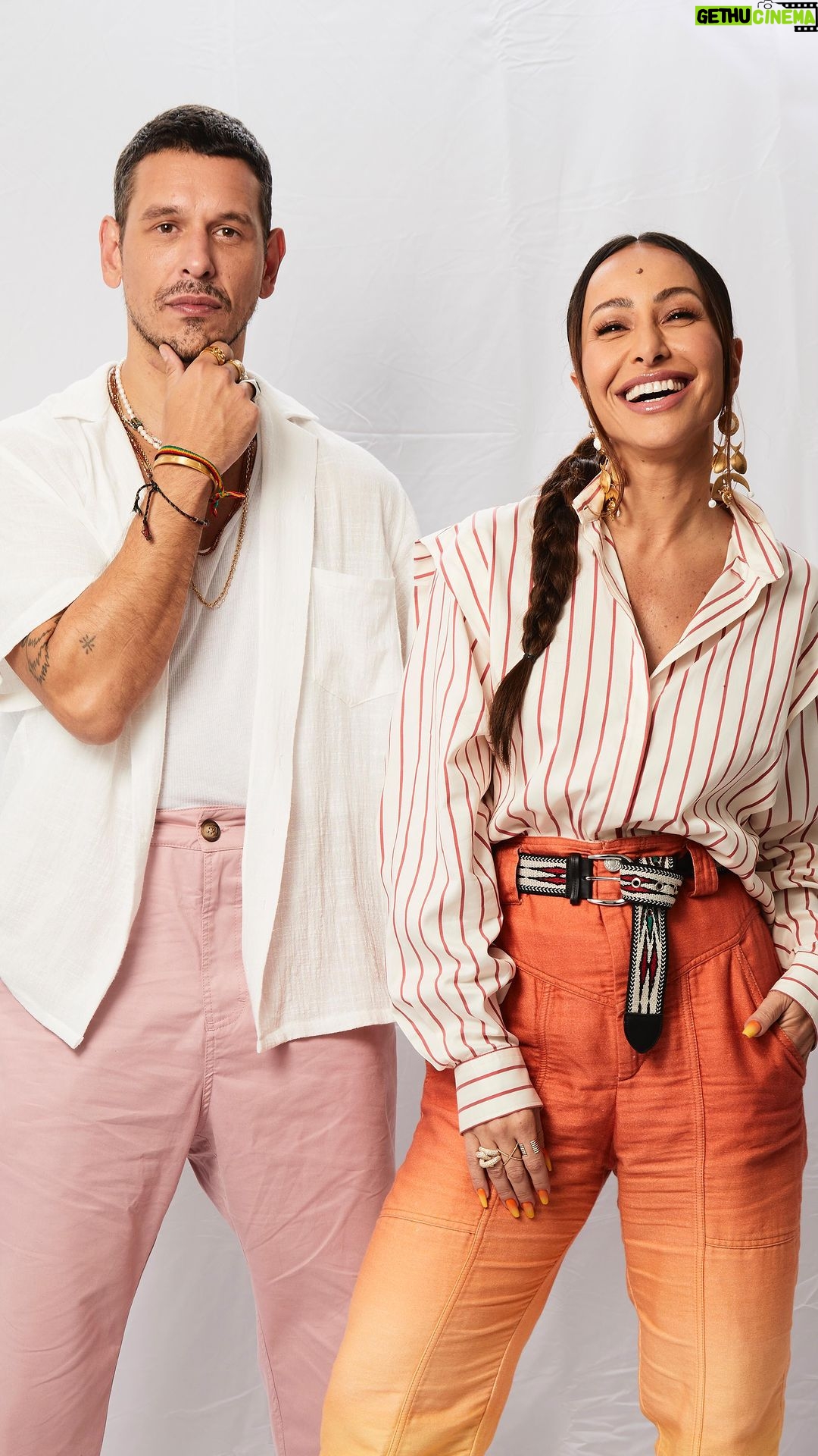 Sabrina Sato Instagram - Foi aqui que eu perdi tudo, @joaovicente27! š #LetLove #PraTodosVerem: Trecho do reality Let Love em que os apresentadores Sabrina Sato e JoĆ£o Vicente conversam com os participantes em um sofĆ” ao ar livre.