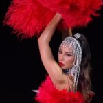 Sabrina Sato Instagram - Hoje é o dia nacional do samba e é muito especial poder celebrar na Cidade do Samba, onde todos os anos milhares de componentes trabalham muito para levar os desfiles para a Sapucaí. O Rio é o berço do samba e por aqui já passaram grandes nomes da música, carnavalescos, ritmistas, passistas… Pessoas que fizeram história com o samba e o carnaval. Sou muito feliz e grata por estar aqui junto com parte da nossa @unidosdevilaisabel, representando nossa escola do coração. E como já é dezembro, vamos entrando no clima de Natal… porque já já é Carnaval!