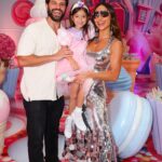 Sabrina Sato Instagram - A Sorveteria da Zoe 🍦 Esse ano foi a Zozo que escolheu o tema da festa: sorvete!!! E vc @andreaguima5 sabe como realizar sonhos em forma de festa. Obrigada pelo cuidado, carinho e empenho em tudo que vc e seu time fazem! Muito obrigada @estacaovaievem por esse espaço lindo, para as crianças se divertirem de verdade. Comida e serviço impecáveis, tudo muito gostoso. Sem palavras para agradecer à todos os envolvidos, que fizeram essa festa acontecer em tempo recorde. À todos os convidados, família, equipe… muito obrigada por fazerem parte desse dia tão especial! Amo vcs! ♥️ #Zoe5Anos 🎥 @katiarochafotografa Buffet Estação Vai e Vem