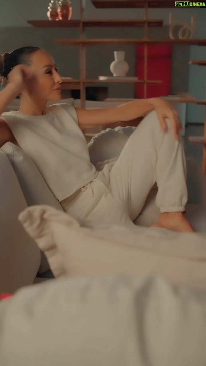 Sabrina Sato Instagram - A nova Smart TV AIWA com comando de voz e Google Assistente, traz um mundo de diversão com design inovador e experiência de cinema. Eu já me rendi à tecnologia dessa super TV. Agora só falta você! Corre no link aiwa.com.br e garanta a sua! #aiwabrasil #smarttv #dolbyvision #googleassistente #googletv #publi