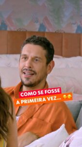 Sabrina Sato Instagram - Eu imaginei a cena perfeitamente! 😂💋 A história do primeiro beijo de @sabrinasato e @joaovicente27 a gente nunca mais vai esquecer. #LetLove #PraTodosVerem: Trecho em que Sabrina Sato e João Vicente, apresentadores do reality Let Love, estão sentados em um sofá conversando sobre como foi o primeiro beijo deles.