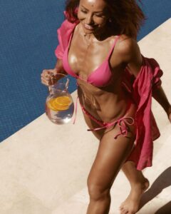 Sabrina Sato Instagram - Desejo do dia: sol e piscina! Mas sigo trabalhando. kkkkk Lançamento de @calzedoniabrasil! Quem também ama esse modelo de biquini? Pra dar up no verão! ☀️🌴