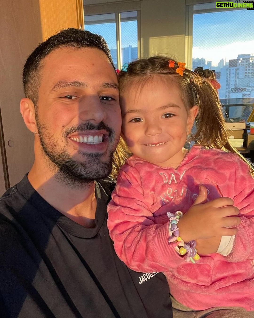 Sabrina Sato - 228.4K Likes - E hoje é dia do meu amigo irmao @lucasscecilio
E eu só posso agradecer a Deus de ter ele na minha vida e pedir pra proteger muito esse menino que tem um grande coração e é um pouquinho atrapalhado. Sou muito feliz de ter um cara tão lindo de verdade do meu lado. Te amo pra sempre Lu ♥️❤️