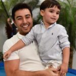 Sabrina Sato Instagram - Dia 12 de novembro é uma data muito especial na minha vida pq foi quando ganhei o meu irmão. Meu irmão caçula (apesar da pouca diferença de idade) cuidava dele na infância como um filho, levava ele até no colo na perua da escola. E nós sempre fomos grudados. Cuido dele e ele de mim, e é assim desde criança e vai ser assim pra sempre. O karin se preocupa com a família toda, quer o bem de todos... E como bom escorpião, defende quem ama pra sempre, pq ama demais, se entrega pq é intenso e é forte pq é de verdade. Meu irmão, te admiro tanto e te amo pra sempre. O Arthurzinho tem sorte de ter este grande pai com ele pra ama-lo, protege-lo e ensina-lo. Um grande exemplo de ser humano, de irmao, pai, filho! Te amamos muito, tio Karin! Pra sempre! Feliz aniversario. 🥰❤️👏🏽😍😘