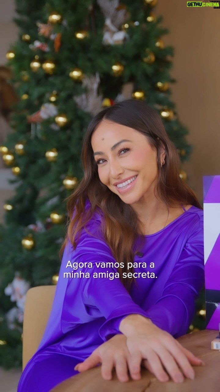 Sabrina Sato Instagram - Você é do time que ama ou evita amigo secreto? Eu adoro o mistério desse momento e fiquei animada com o convite da @belezanaweb para participar do #AmigaBLZ. A minha amiga secreta é uma mulher que acompanho aqui há tanto tempo… Assiste até o final para descobrir quem é! E amei muito os meus presentes, @paola_antonini! Já coloquei tudo na minha mala de férias! Preparada para curtir meu fim de ano e fazer muitas descobertas com BLZ em 2024! #DescubraBLZ