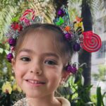 Sabrina Sato Instagram - Hoje é o dia do #cabelomaluco #crazyhairday na escola da Zozo. Tentei fazer um pouco de tudo o que minha filha imaginava e virou uma mistura de árvore de Natal ( pra trazer esperança ) e muitos pirulitos pra adoçar a vida. Um dia lindo para vcs. ❤️😍