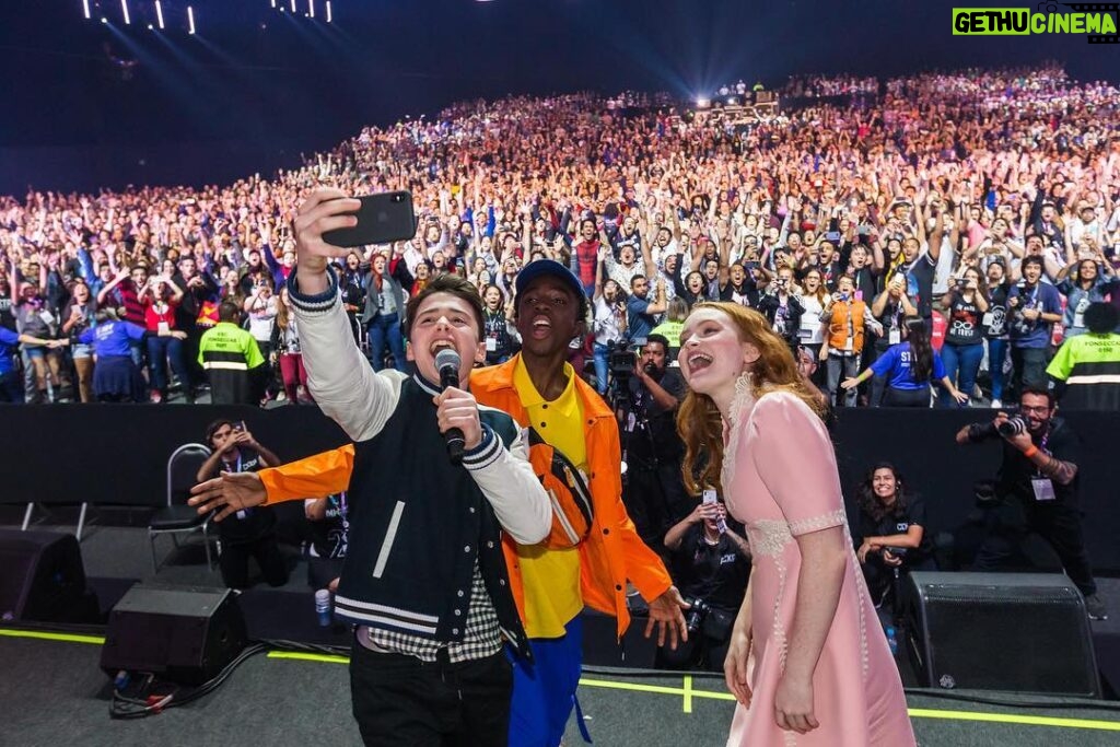 Sadie Sink Instagram - Argentina and Brazil you are incredible, beautiful and LOUD! Thank you for the love and support! 🇦🇷🇧🇷 @netflixbrasil @netflixlat #netflixencomiccon #argcomiccon #ccxpnanetflix