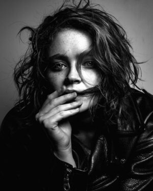 Sadie Sink Instagram - What happens when @damon_baker lends you his wardrobe and eyeliner for an afternoon ^^ Thank you for capturing honest moments, and thank you for being the most beautiful friend 🖤Stay paranoid 🤪