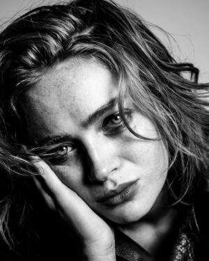 Sadie Sink Instagram - What happens when @damon_baker lends you his wardrobe and eyeliner for an afternoon ^^ Thank you for capturing honest moments, and thank you for being the most beautiful friend 🖤Stay paranoid 🤪