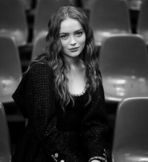 Sadie Sink Instagram - In Paris with @chanelofficial 🤍discovering the new Haute Couture collection by @virginieviard