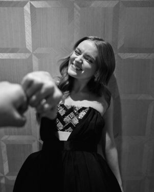 Sadie Sink Instagram - Critics Choice Awards! It was a true honor 🤍 Wearing @chanelofficial Haute Couture by @virginieviard #ChanelFineJewelry #chanelpartner
