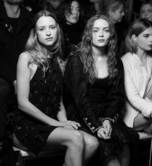 Sadie Sink Instagram - In Paris with @chanelofficial 🤍discovering the new Haute Couture collection by @virginieviard