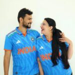 Sai Lokur Instagram - Mumma Daddy and Junior all set to cheer India... Chak de! You have all our support and best wishes. Bleed blue and get that trophy back home 💙 #india #indiaworldcup #worldcupfinal #worldcupfinal2023 #worldcupfever #indiancricketteam #bcci #indiancricket #indvsaus #cricketworldcup #cheerforindia #bleedblue #lehrado #chakdeindia #win