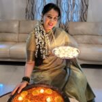 Sai Lokur Instagram - Lights, Camera, DIWALI 🌼 May you shine like sparkles ✨ Glow like candles🕯️ And burn all the negativity like crackles 🧨 Wish you all a very Happy Diwali🥰 #happydiwali #diwalibash #diwali2023