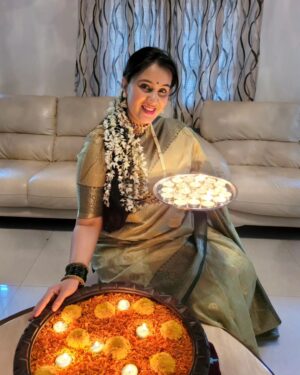 Sai Lokur Instagram - Lights, Camera, DIWALI 🌼

May you shine like sparkles ✨ 
Glow like candles🕯️
And burn all the negativity like crackles 🧨
Wish you all a very Happy Diwali🥰

#happydiwali #diwalibash #diwali2023