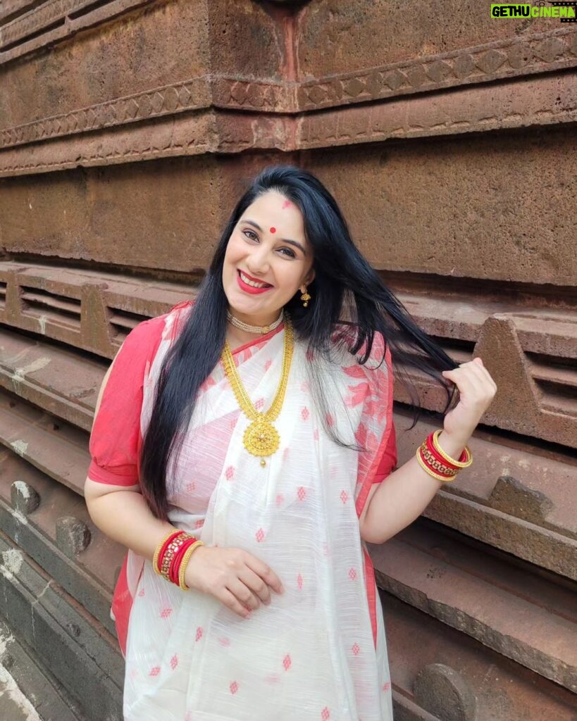 Sai Lokur Instagram - All decked up for Durga Pooja 😇 #durga #durgapooja #ambemaa #jaimatadi #maataji #navratri #maadurga #aigirinandini #trendingreels #trendingsongs #navratrireels #bengaligirl #bengalisaree #durgapuja #bhavani #aai #mahalakshmi