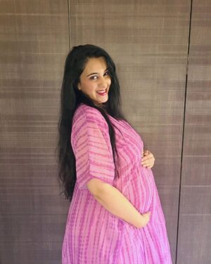 Sai Lokur Instagram - This Mumma is a Happy Mumma ❤️

Flaunting this gorgeous kaftan from @momswardrobe2020

[Pregnant, pregnancy, pregnant woman, mom to be, maternity, maternity wear, pregnancydiary, maternity kaftan, pregnancy journal, pregnancy glow] 

#pregnancyreels #pregnant #reelsindia #trendingreels #momtobereels #momtobe #pregnancyjournal #pregnanyjourney