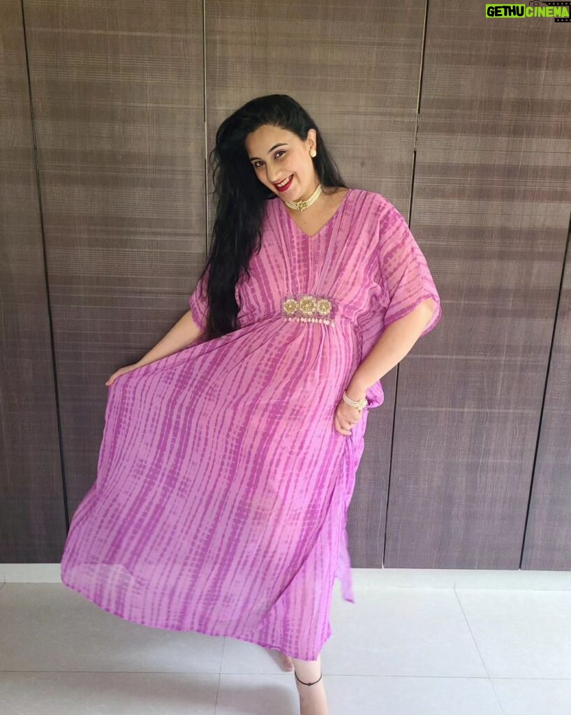 Sai Lokur Instagram - When your pregnancy glow is on point! Flaunting this gorgeous kaftan from @momswardrobe2020 [Pregnant, pregnancy, pregnant woman, mom to be, maternity, maternity wear, pregnancydiary] #pregnancyreels #pregnant #reelsindia #trendingreels #momtobereels #momtobe #pregnancyjournal #pregnanyjourney