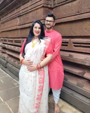 Sai Lokur Instagram - All decked up for Durga Pooja 😇

#durga #durgapooja #ambemaa #jaimatadi #maataji #navratri #maadurga #aigirinandini #trendingreels #trendingsongs #navratrireels #bengaligirl #bengalisaree #durgapuja #bhavani #aai #mahalakshmi #bengalicouple #husbandandwife #couplegoals