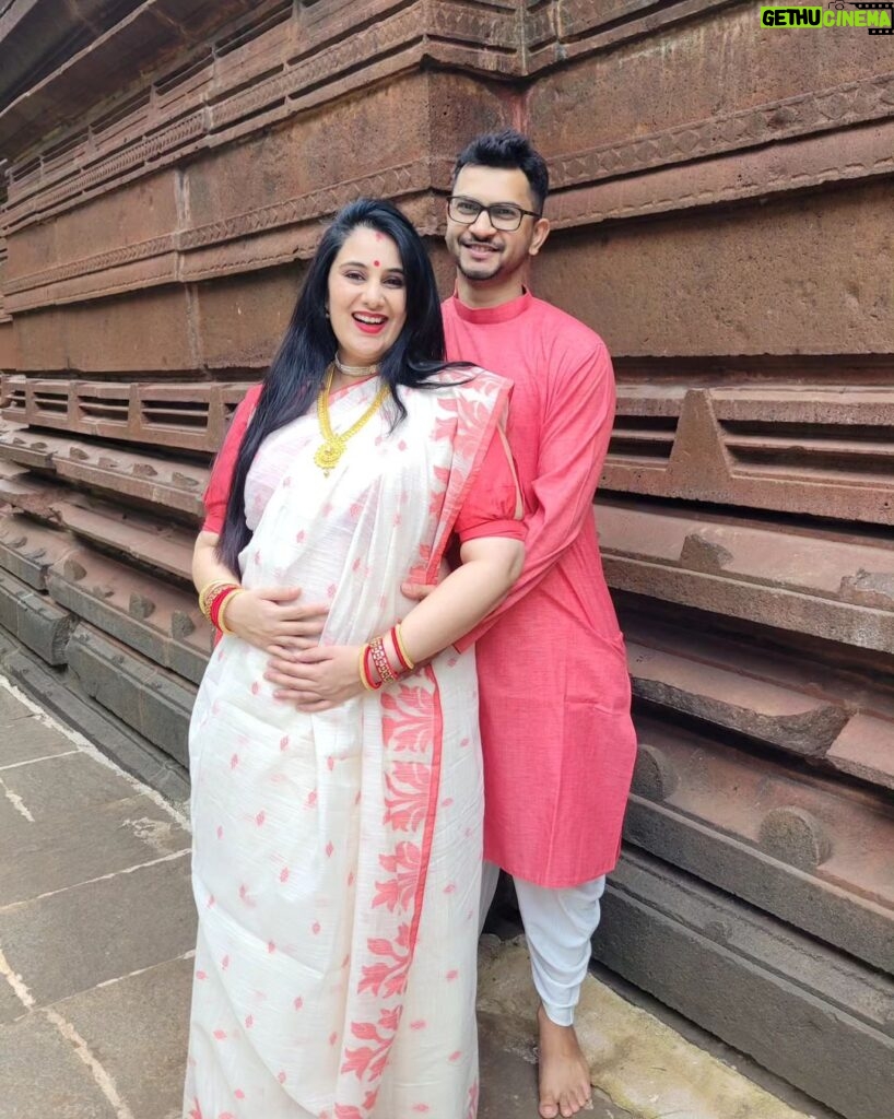 Sai Lokur Instagram - All decked up for Durga Pooja 😇 #durga #durgapooja #ambemaa #jaimatadi #maataji #navratri #maadurga #aigirinandini #trendingreels #trendingsongs #navratrireels #bengaligirl #bengalisaree #durgapuja #bhavani #aai #mahalakshmi #bengalicouple #husbandandwife #couplegoals