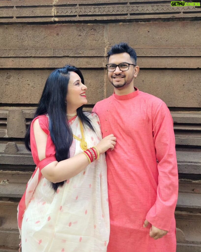 Sai Lokur Instagram - All decked up for Durga Pooja 😇 #durga #durgapooja #ambemaa #jaimatadi #maataji #navratri #maadurga #aigirinandini #trendingreels #trendingsongs #navratrireels #bengaligirl #bengalisaree #durgapuja #bhavani #aai #mahalakshmi #bengalicouple #husbandandwife #couplegoals