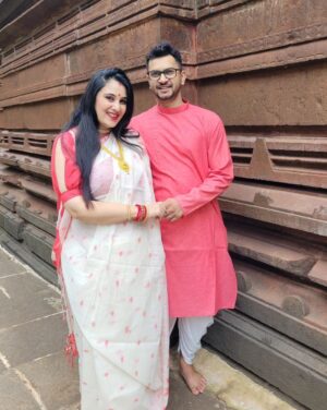 Sai Lokur Instagram - All decked up for Durga Pooja 😇

#durga #durgapooja #ambemaa #jaimatadi #maataji #navratri #maadurga #aigirinandini #trendingreels #trendingsongs #navratrireels #bengaligirl #bengalisaree #durgapuja #bhavani #aai #mahalakshmi #bengalicouple #husbandandwife #couplegoals