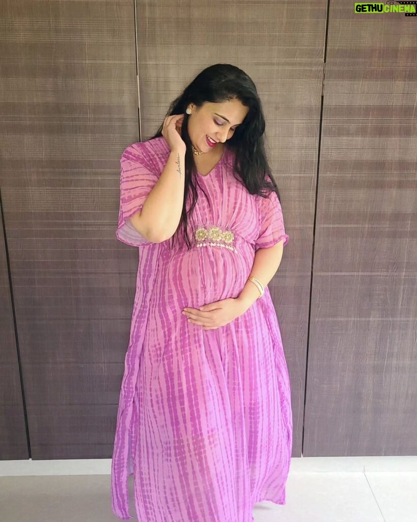 Sai Lokur Instagram - When your pregnancy glow is on point! Flaunting this gorgeous kaftan from @momswardrobe2020 [Pregnant, pregnancy, pregnant woman, mom to be, maternity, maternity wear, pregnancydiary] #pregnancyreels #pregnant #reelsindia #trendingreels #momtobereels #momtobe #pregnancyjournal #pregnanyjourney