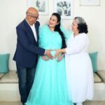Sai Lokur Instagram - And finally the grandparents to be, have made an appearance on my social media in the last days of my pregnancy 😅 A super excited lot of family awaits your arrival Baby Roy! Your gonna be pampered and how❤ Cant wait to experience it all. #babyarrival #babyontheway #parentstobe #grandparentstobe #grandparents #babyprep #excitement #awaiting #maternityphotoshootindia #maternityphotoshootideas #maternityphotoshoot #maternity #photoshoot #photography #momtobe