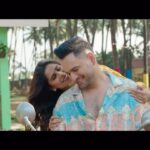 Sai Tamhankar Instagram - प्रेमात पडल्यावर बाकी सगळं ब्लर होतं आणि मन फक्त त्या स्पेशल व्यक्तीवर फोकस करतं. येतंय प्रेमाच्या नव्या आणि ताज्या एक्सप्रेशनसह पहिलं गाणं “तोच आहे” उद्या. पाहा #SrideviPrasanna - २ फेब्रुवारीपासून आपल्या जवळच्या चित्रपटगृहात. @saietamhankar @sidchandekar @ambekaraarya @harshavardhan_wavre @amitrajmusic @kshitijpatwardhan @kumartaurani @girishkumart @vishal_modhave @tilaasmi #SulabhaArya @siddharthbodkeofficial @rasika123s #SanjayMone @vandana.sardesaiw @sameer_khandekar_official @aakankshagade #RamakantDayama @shubhangi.gokhale.18 @petherahul @pallavi_paranjape9 @drpoojasuresh @rohanmapuskar #ArjunWishwasSorte @Faizee222 @nehashinde27 @sagar_dasofficial @maalu317 @nitinfcp @sheikhzahur @ajaypandey_dop @tipsfilmsofficial @aafilms.official Music on @tips.marathi