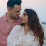 Sai Tamhankar Instagram - तोच आहे..या उराशी.... तोच आहे...या मनाशी.... प्रेमाच्या भावना जेव्हा हृदयावर उमटतात तेव्हा सगळीकडे तोच असल्याचा भास होतो. काय खरंय ना? 🤭 आलंय पहिलं गाणं ‘#TochAahe’ #SrideviPrasanna - 2 फेब्रुवारीपासून सर्वत्र प्रदर्शित. @saietamhankar @sidchandekar @kumartaurani @girishkumart @vishal_modhave @tilaasmi #SulabhaArya @siddharthbodkeofficial @rasika123s #SanjayMone @vandana.sardesaiw @sameer_khandekar_official @aakankshagade #RamakantDayama @shubhangi.gokhale.18 @petherahul @pallavi_paranjape9 @drpoojasuresh @siddharthmahashabde #JiyanshParde @amitrajmusic @kshitijpatwardhan @arjunsorte @Faizee222 @nehashinde27 @ambekaraarya @harshavardhan_wavre @sagar_dasofficial @maalu317 @nitinfcp @sheikhzahur @ajaypandey_dop @mahesh.kudalkar.9 @maheshgkudalkar @tipsfilmsofficial @aafilms.official Music on @tips.marathi