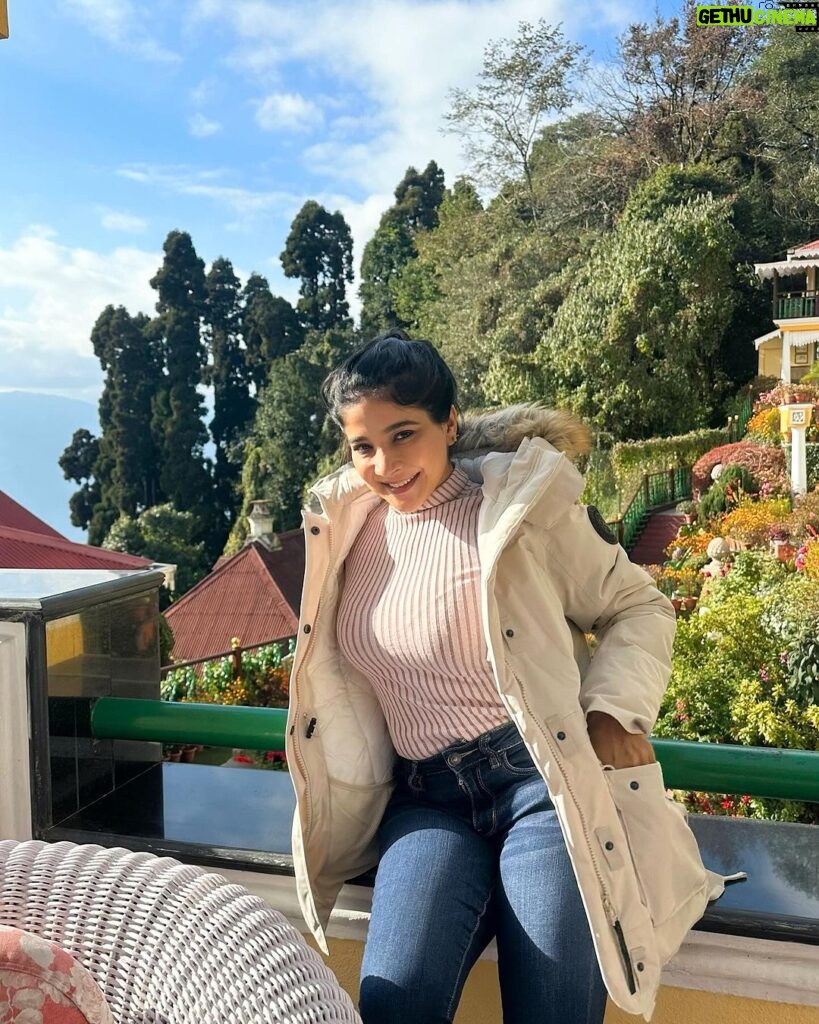 Sakshi Agarwal Instagram - Those happy moments🎄🎄 #darjeeling #holidays #sakshiagarwal #winterwear Darjeeling