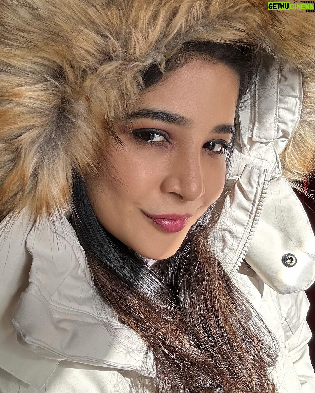 Sakshi Agarwal Instagram - Those happy moments🎄🎄 #darjeeling #holidays #sakshiagarwal #winterwear Darjeeling