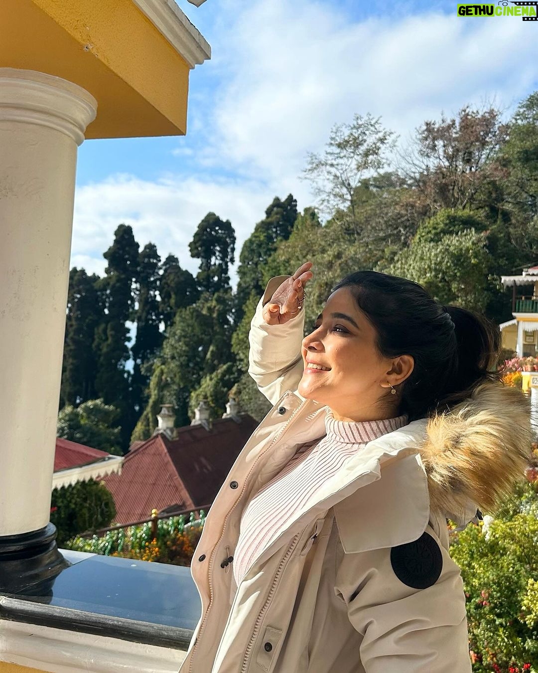Sakshi Agarwal Instagram - Those happy moments🎄🎄 #darjeeling #holidays #sakshiagarwal #winterwear Darjeeling