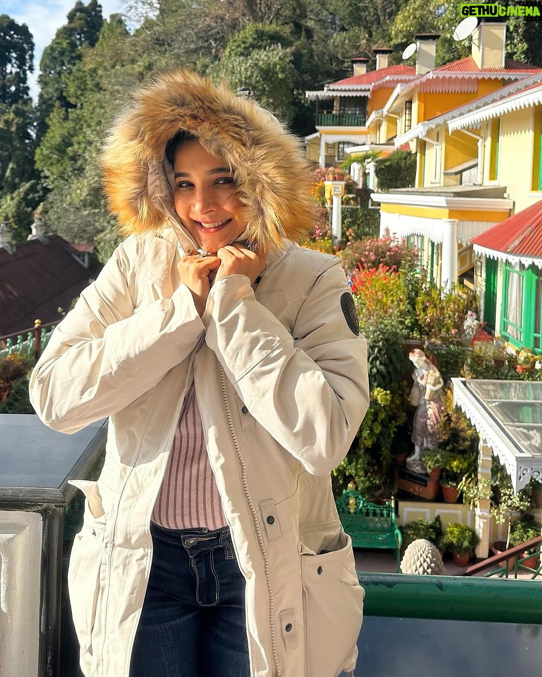 Sakshi Agarwal Instagram - Those happy moments🎄🎄 #darjeeling #holidays #sakshiagarwal #winterwear Darjeeling