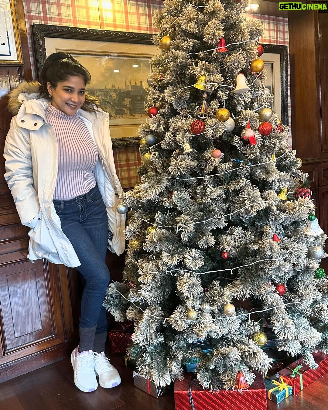 Sakshi Agarwal Instagram - Those happy moments🎄🎄 #darjeeling #holidays #sakshiagarwal #winterwear Darjeeling