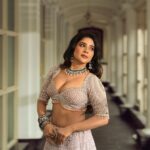Sakshi Agarwal Instagram - ✨✨✨ . Hmua: @murugeshmakeup_hair @shalini_hairartist Location: @crowneplazachn Designer: @dvasabyabhi Jewellery : @challani_jewellery Pic: @prachuprashanth Crowne Plaza Chennai Adyar Park