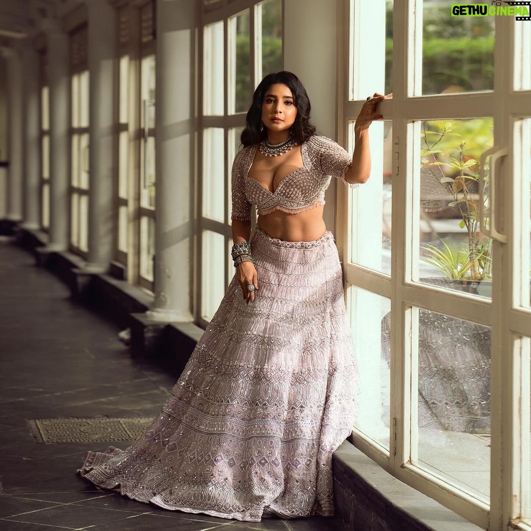 Sakshi Agarwal Instagram - ✨✨✨ . Hmua: @murugeshmakeup_hair @shalini_hairartist Location: @crowneplazachn Designer: @dvasabyabhi Jewellery : @challani_jewellery Pic: @prachuprashanth Crowne Plaza Chennai Adyar Park